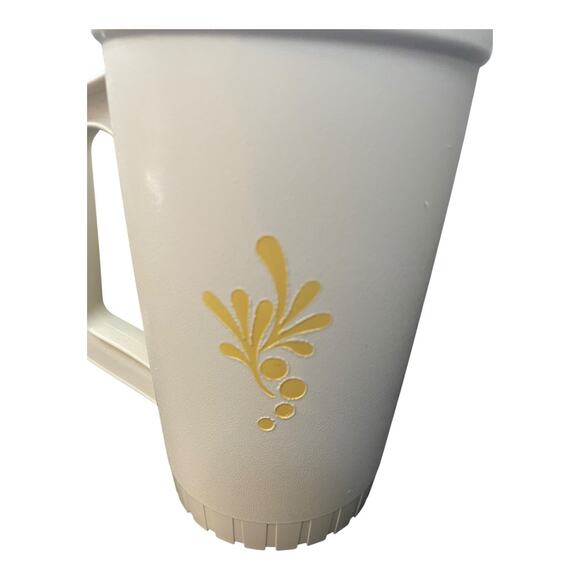 Vintage Tupperware 1 Quart Pitcher Almond Harvest Gold Push Button Lid 874 USA - Picture 3 of 13